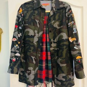 Vilagallo came and plain “Shacket” with patches on the sleeves and detailing.